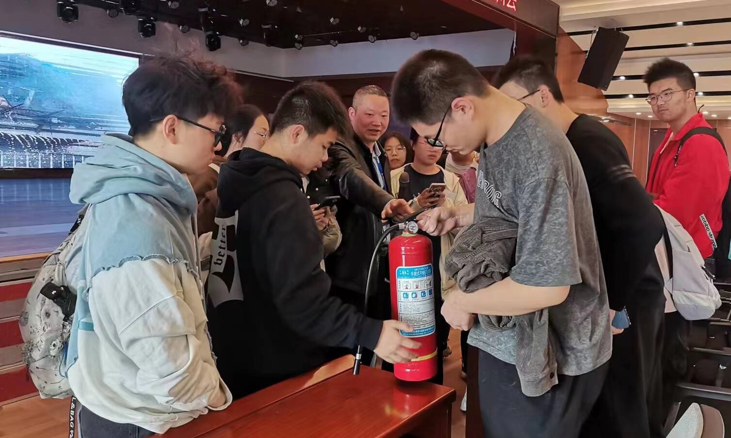 365英国上市公司