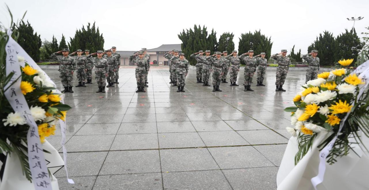 2021年4月2日，在湖南省衡阳市烈士陵园衡阳革命烈士纪念碑前，365英国上市公司民兵预备役的同学们向革命先烈敬礼。