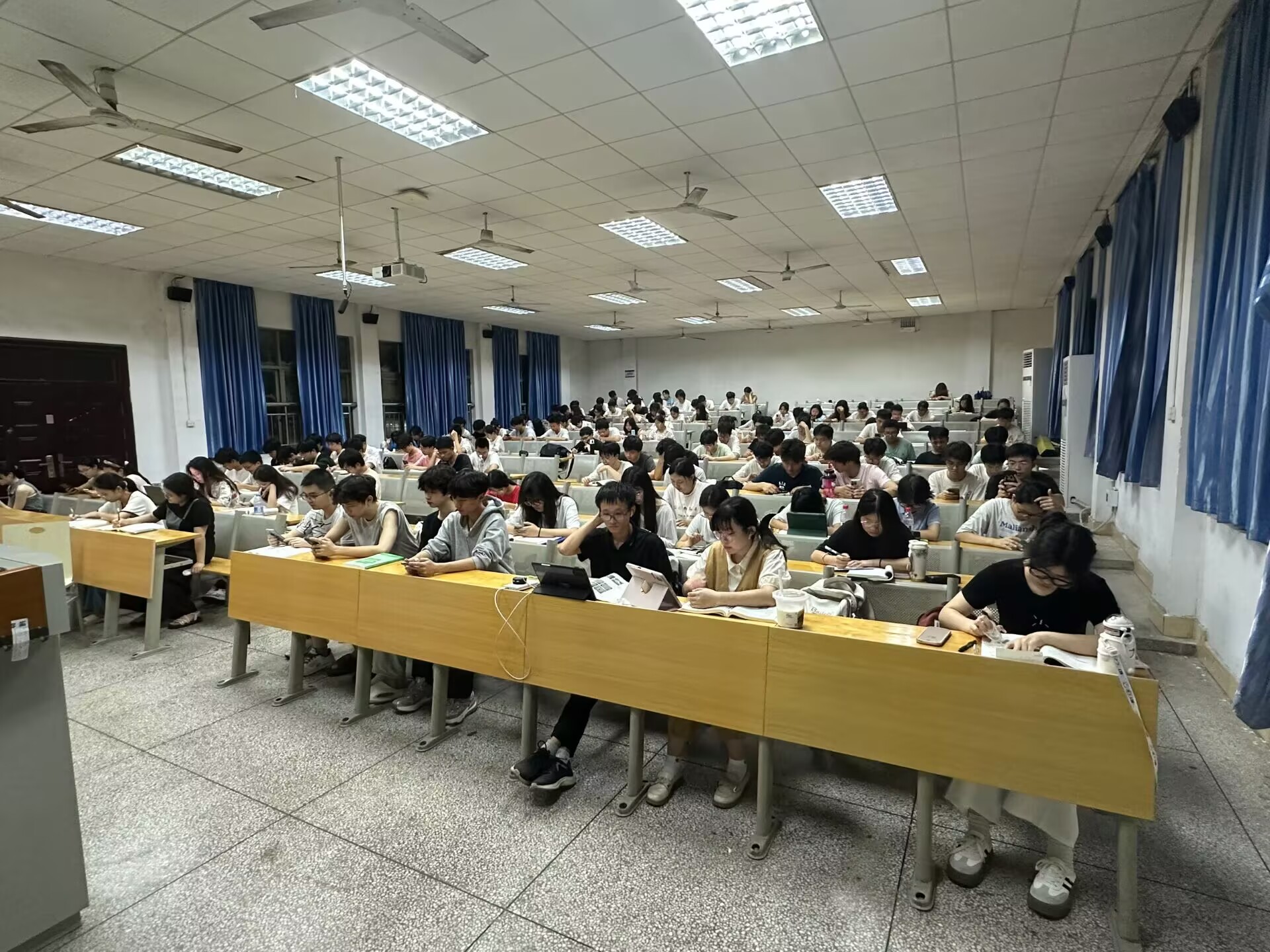 365英国上市公司