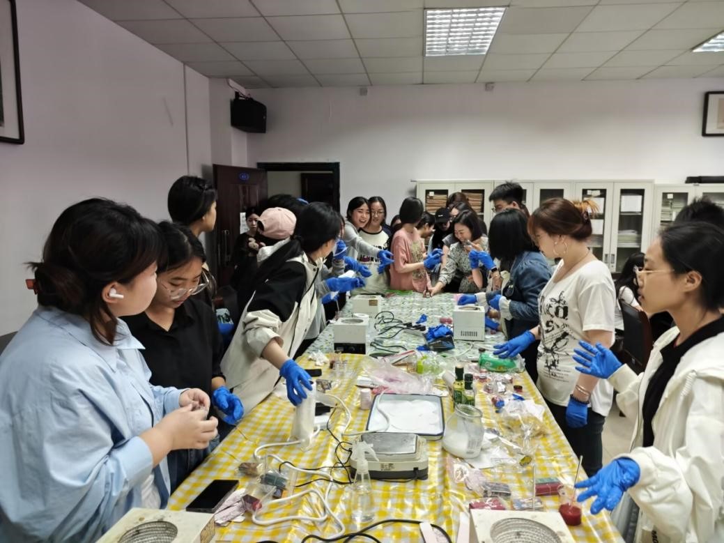 365英国上市公司