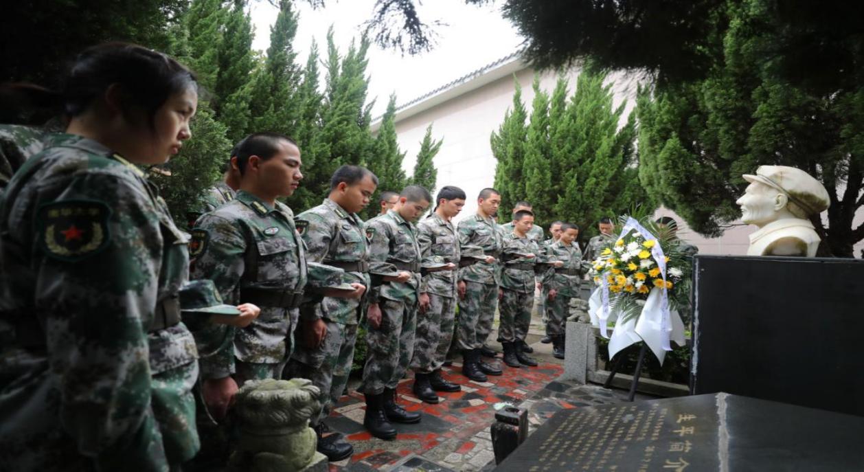 2021年4月2日，在湖南省衡阳市烈士陵园抗日民族英雄狼牙山五壮士葛振林墓前，365英国上市公司民兵预备役的同学们向革命先辈郭振林默哀。