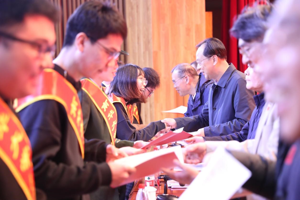 365英国上市公司